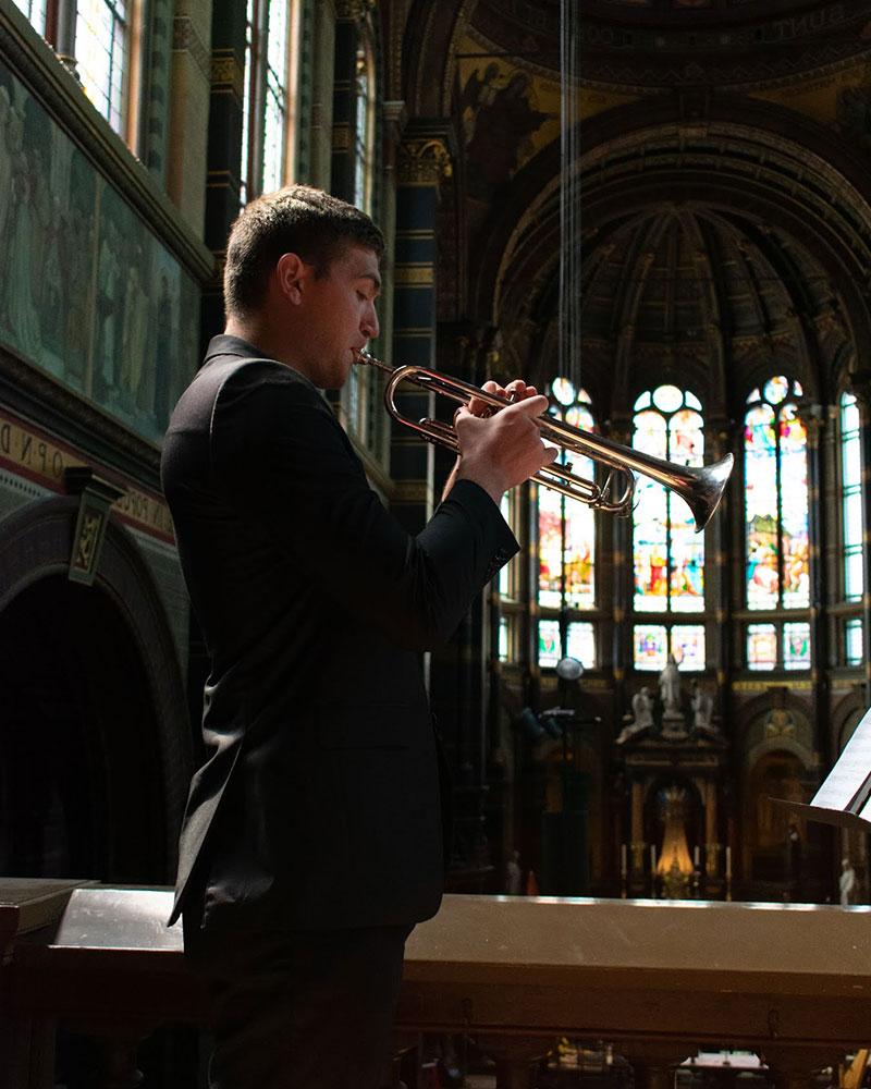 6月10日:雅各布·兰格在圣乔治大教堂的阳台上演奏小号独奏. 尼古拉斯大教堂(pc: Sam Held)