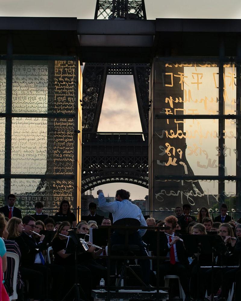 6月4日，巴黎:诺曼底登陆纪念管乐队在埃菲尔铁塔上表演(个人资料:Sam Held)
